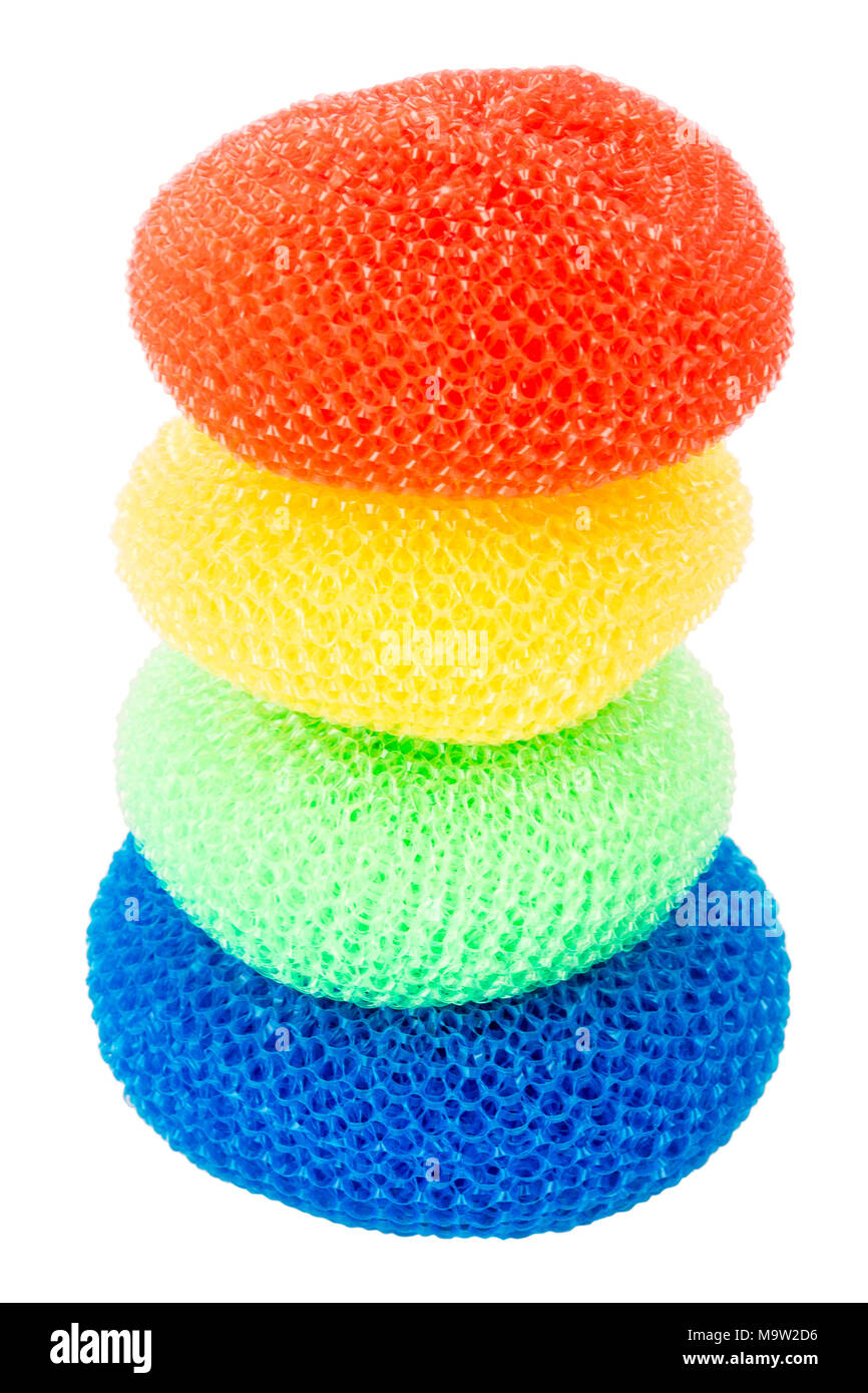 Tour de récurer en plastique vibrant isolé sur fond blanc Banque D'Images
