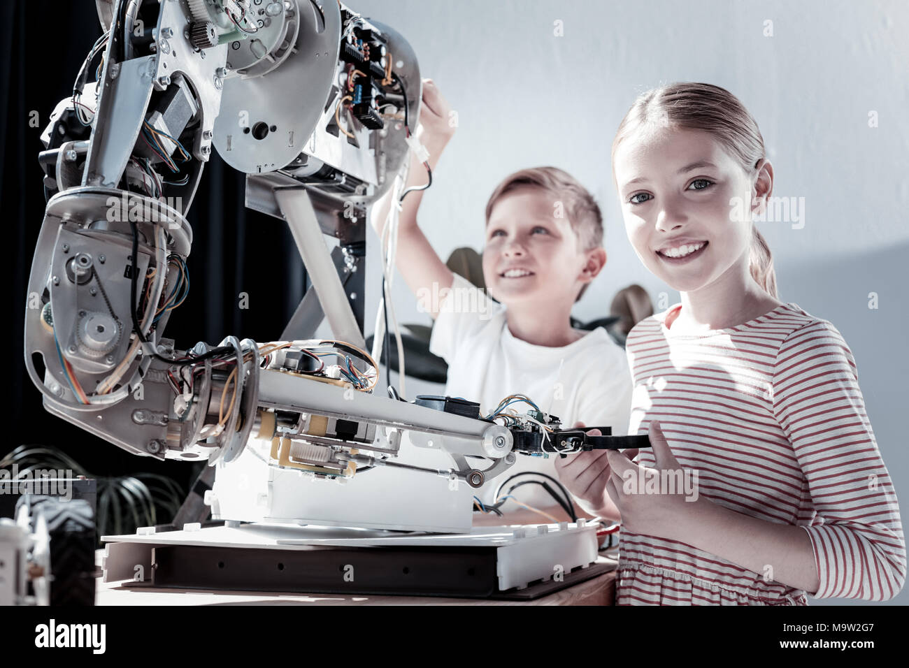 Les enfants l'examen de machine robotique impressionné Banque D'Images