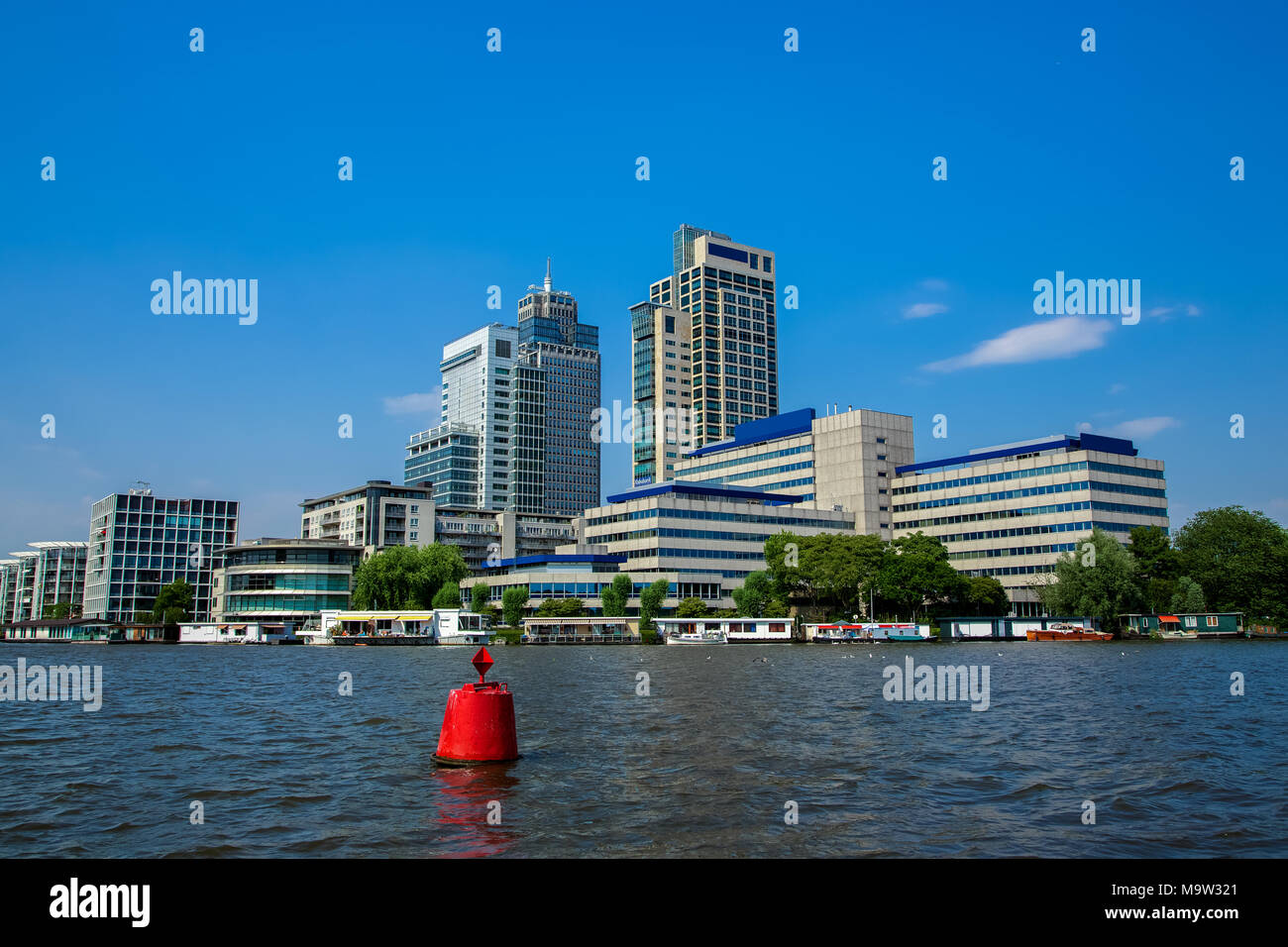 Tours de bureaux sur la rivière Amstel à Amsterdam Banque D'Images