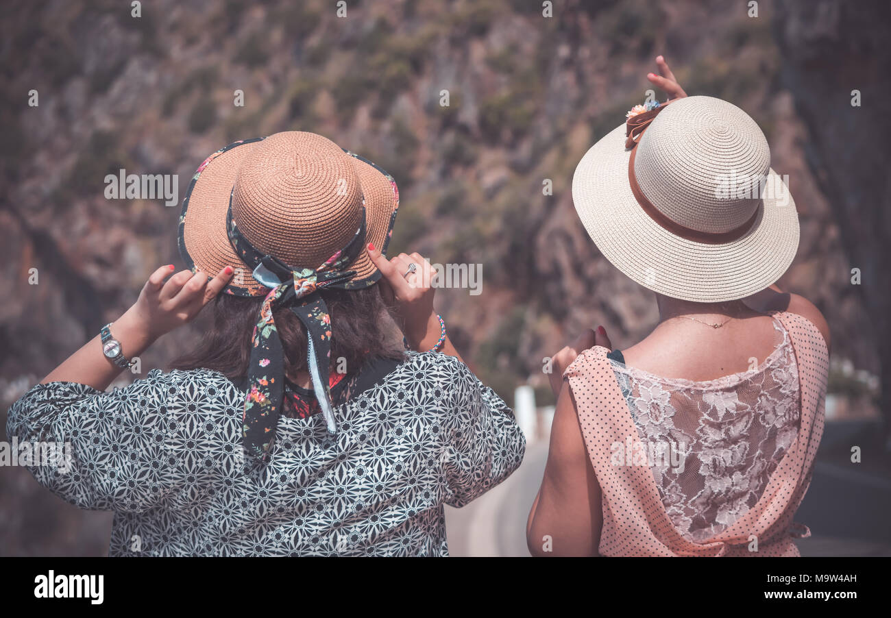 Portrait de deux femmes portant des chapeaux à la montagne à Banque D'Images