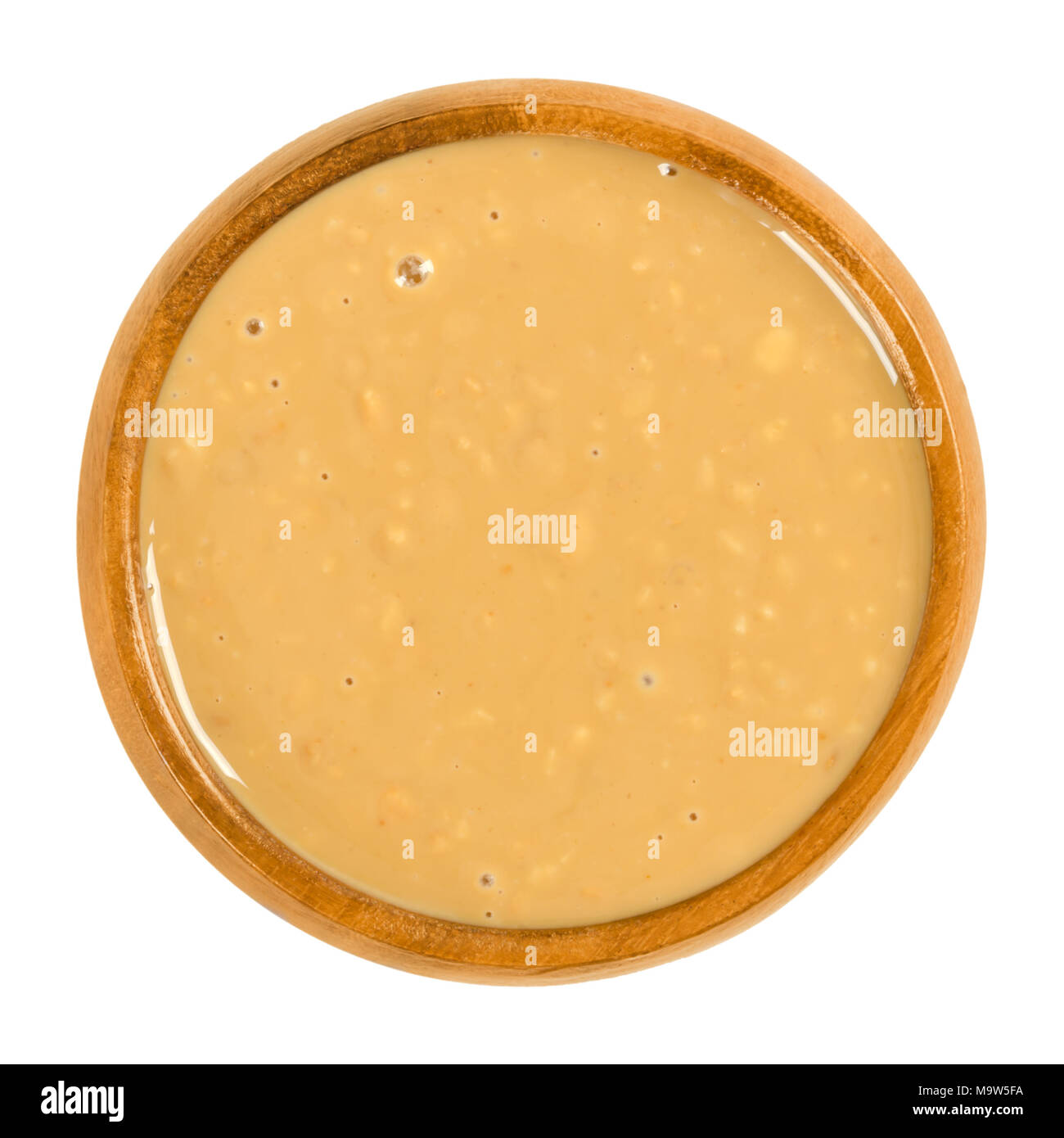 Beurre d'arachide croquant dans bol en bois. Pâte alimentaire ou de propagation. Fabriqué à partir des cacahuètes grillées à sec au sol. L'Arachis hypogaea. L'arachide ou goober. Banque D'Images