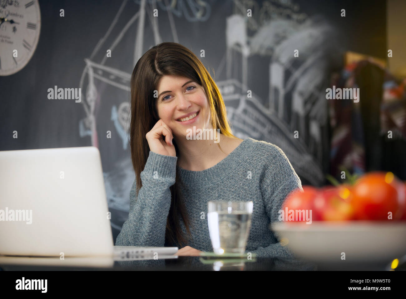 Repentigny,Canada,27,mars,2018.young woman smiling at camera dans sa cuisine.Credit Mario Beauregard/Alamy Live News Banque D'Images