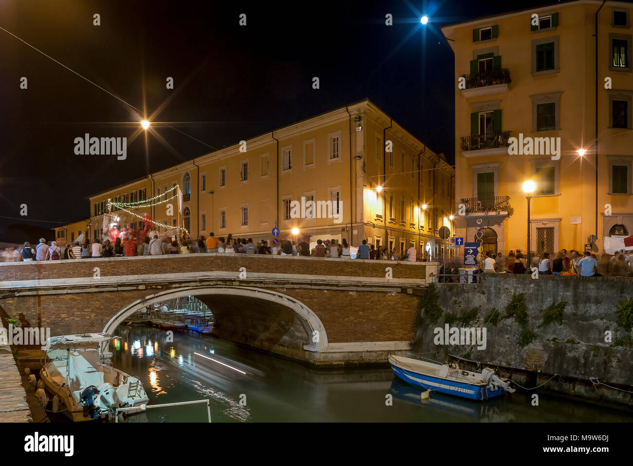 Vue de nuit sur les canaux de Livourne dans le district de Venise, Toscane, Italie Banque D'Images