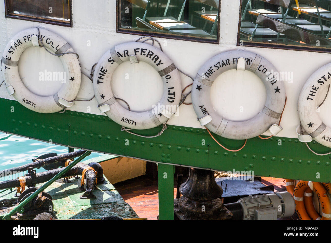 Détail de l'emblématique Star Ferry, ceintures de sauvetage. Le Star Ferry a été le transport de passagers entre l'île de Hong Kong et Kowloon, depuis 1888. Banque D'Images