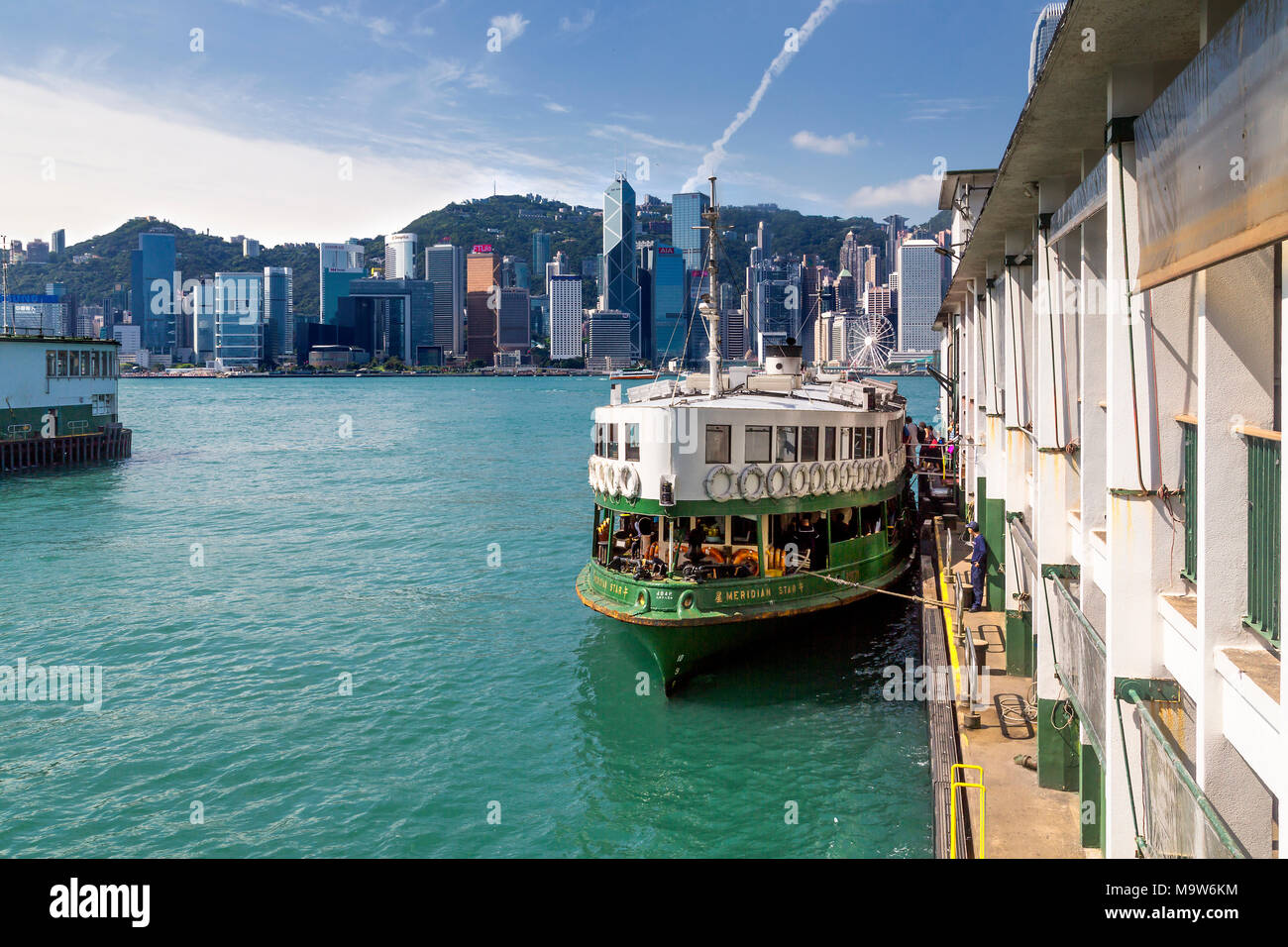 Star Ferry Pier, Victoria Harbour avec les gratte-ciel de l'île de Hong Kong en arrière-plan. Banque D'Images