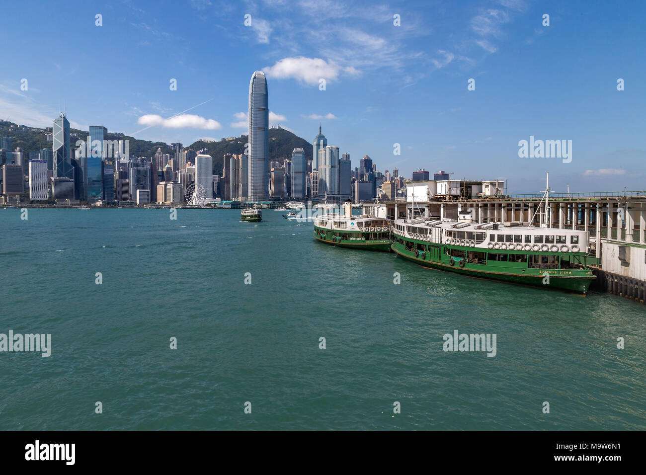 Star Ferry Pier, Victoria Harbour avec les gratte-ciel de l'île de Hong Kong en arrière-plan. Banque D'Images
