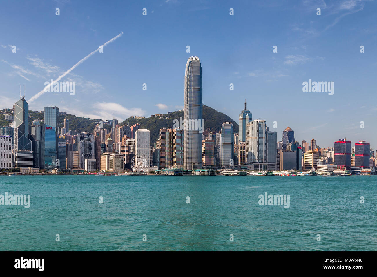 Le port de Hong Kong où les gratte-ciel de l'île de Hong Kong se dresse majestueusement en face de Victoria Peak. Banque D'Images
