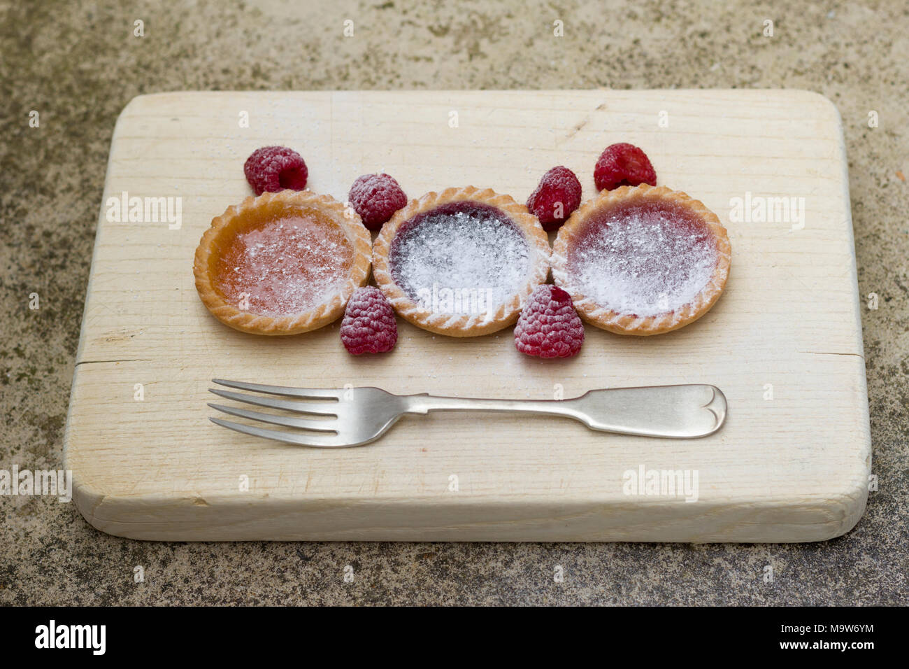 Tartelettes à la confiture, les petits fruits et la fourche Banque D'Images