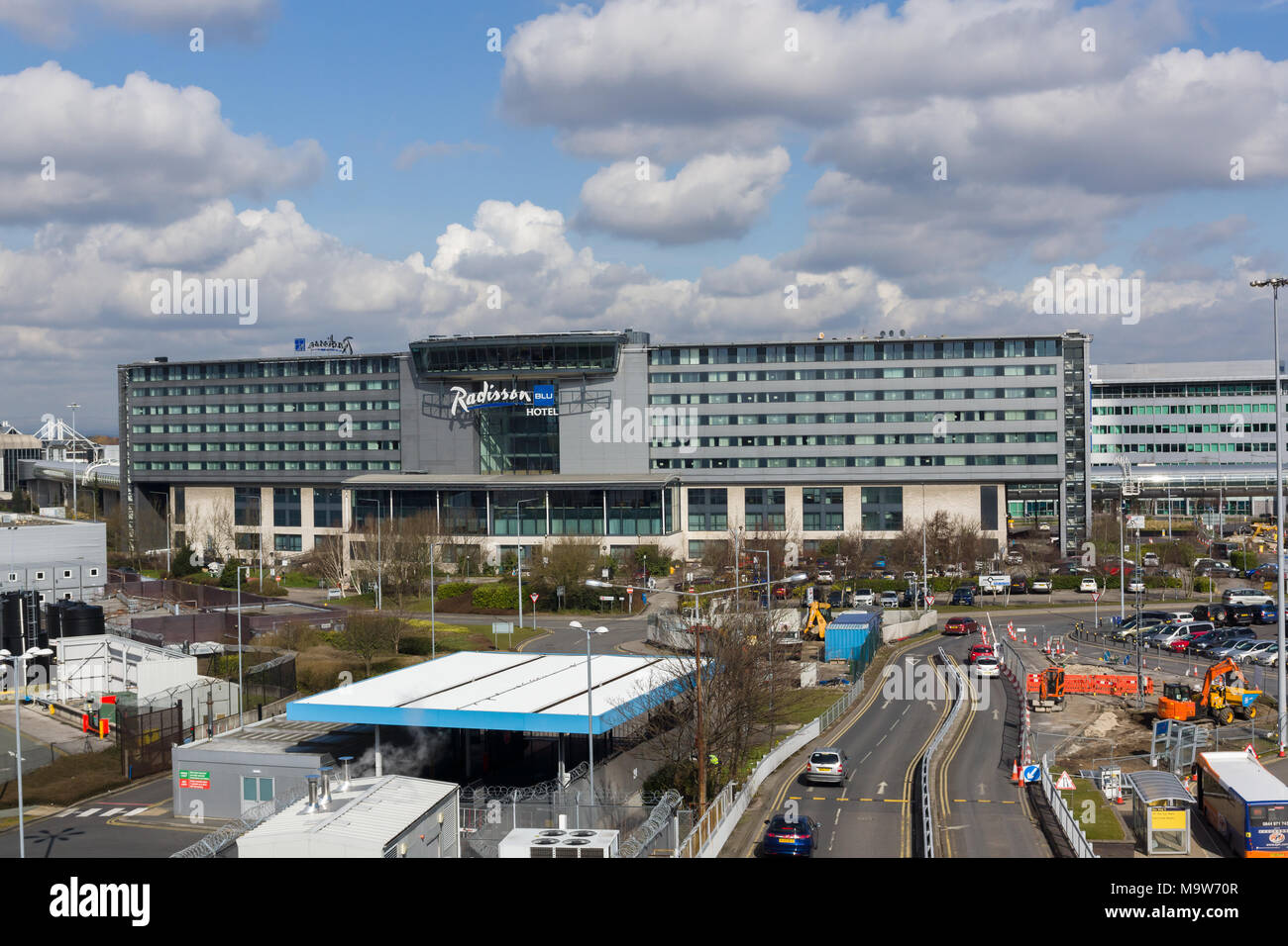 Radisson Blu l'un des 287 hôtels exploités par le Carlson Rezidor Hotel Group c'est un terminal à l'aéroport de Manchester Banque D'Images
