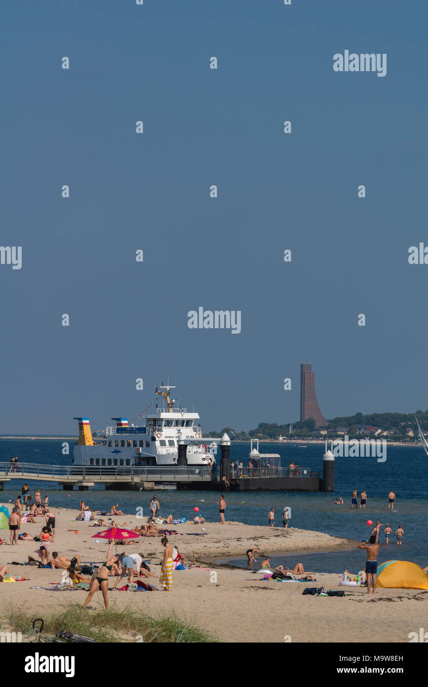 L'été au Fjord de Kiel. Les gens s'amuser à bronzer sur la plage de Falckenstein, Kiel, Schleswig-Holstein, Allemagne, Europe Banque D'Images