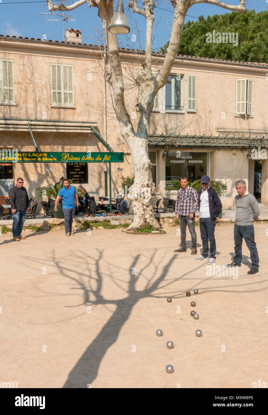 St Paul de Vence Provence mode de vie français hommes boulodrome boule pétanque Banque D'Images