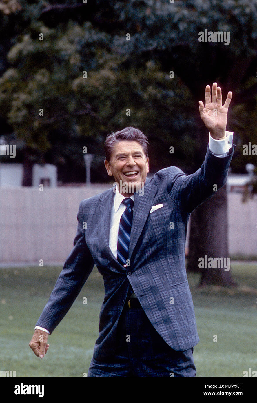 Washington DC., USA, mars 1985 Le président Ronald Reagan retourne à la Maison Blanche après son arrivée sur la pelouse Sud dans un milieu marin. Credit : Mark Reinstein/MediaPunch Banque D'Images