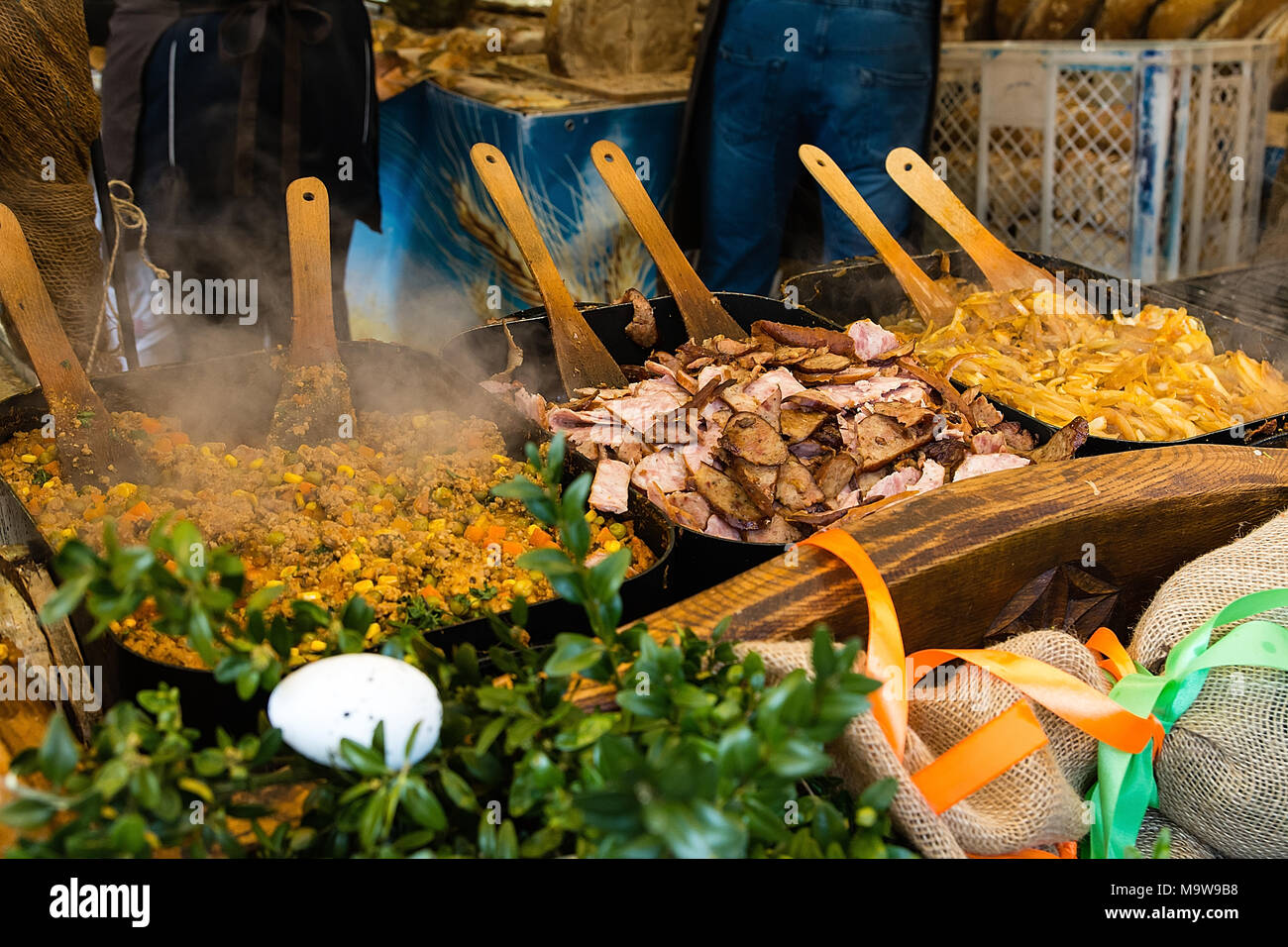 Des plats régionaux de la juste à la place du marché à Cracovie (Pologne) Banque D'Images