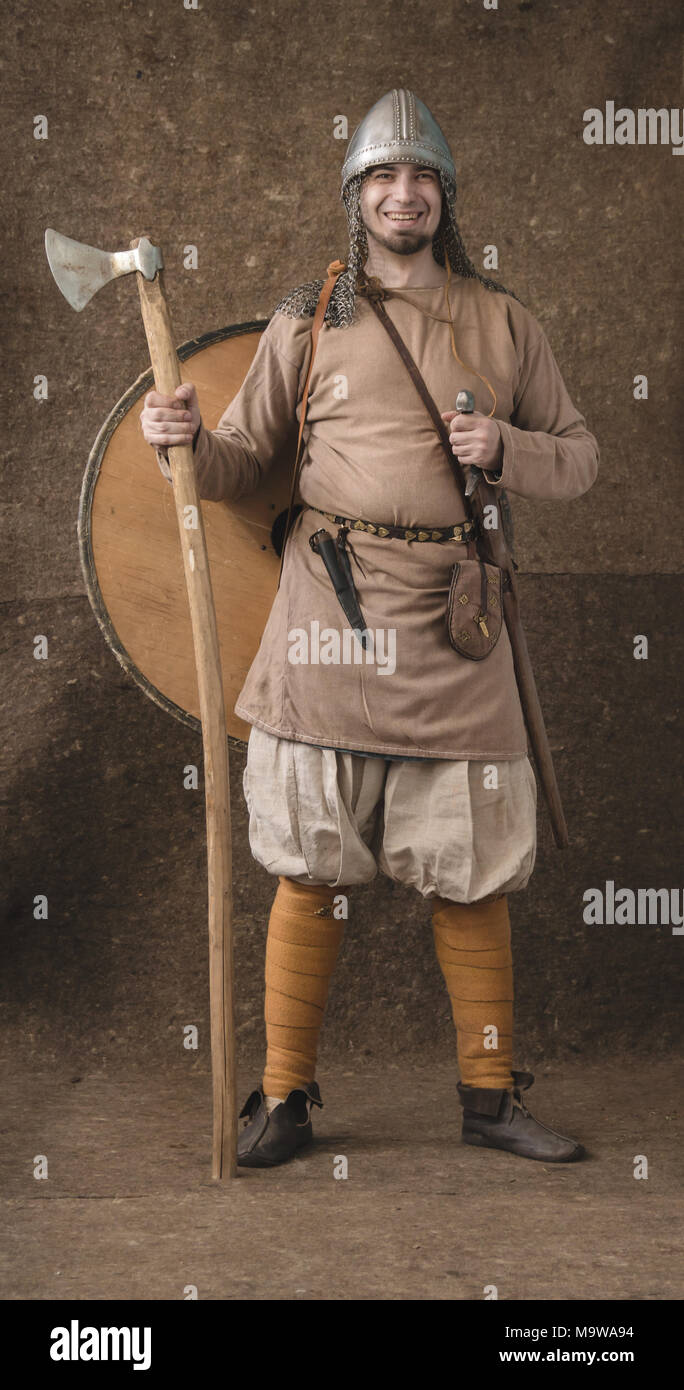 L'homme est photographié dans le costume des guerres des premiers siècles, piscine intérieure Banque D'Images