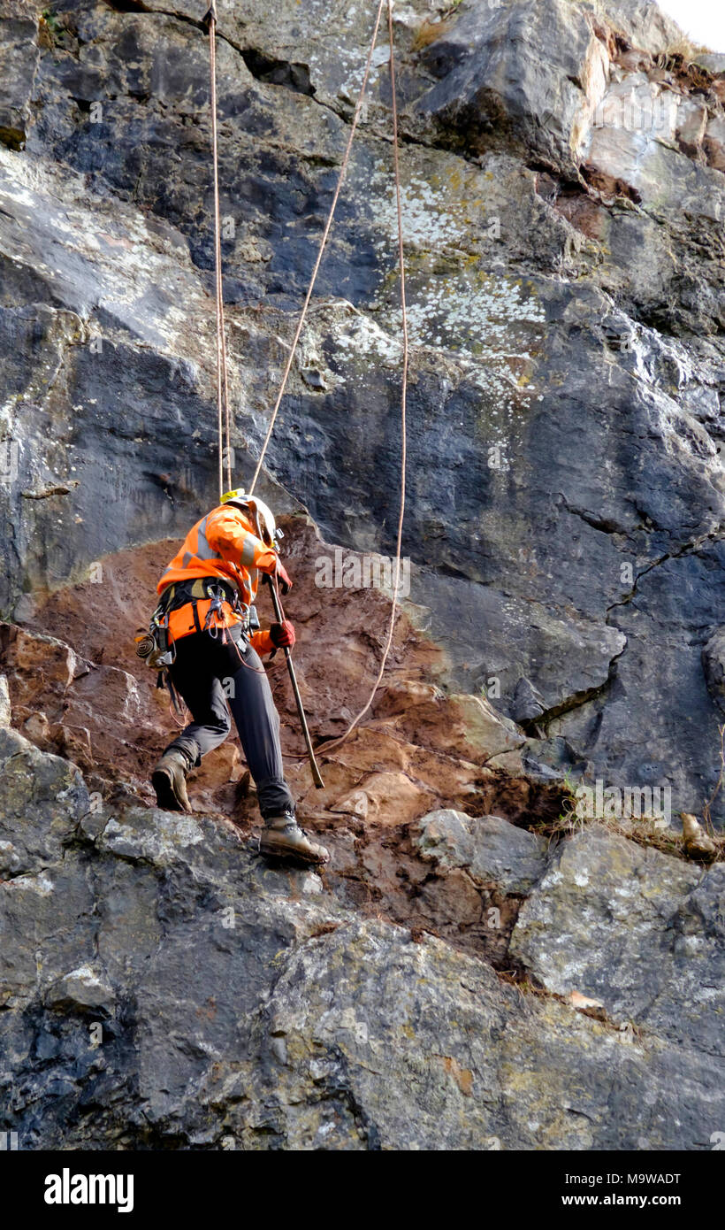 Technicien de corde Rope Access Vector inspecte les gorges de Cheddar. Banque D'Images