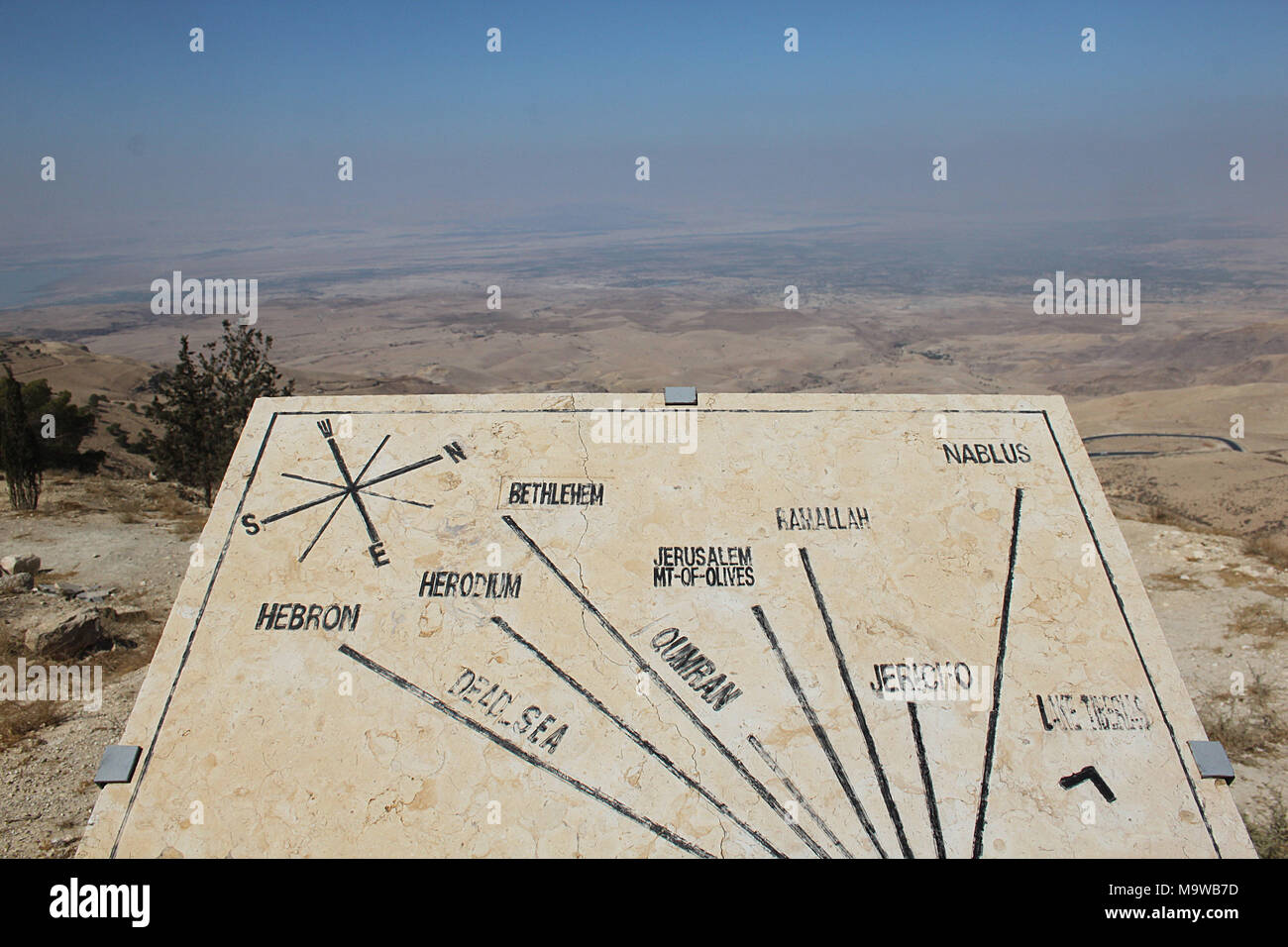 Vue depuis le Mont Nébo sur la campagne environnante avec une table d'orientation indiquant les endroits clés en Israël et Palestine. Banque D'Images