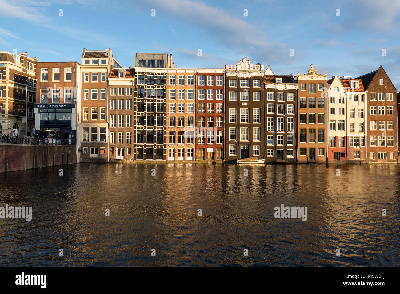 Vieux canal historique maisons côté off de Damrak, Amsterdam, Pays-Bas. Banque D'Images