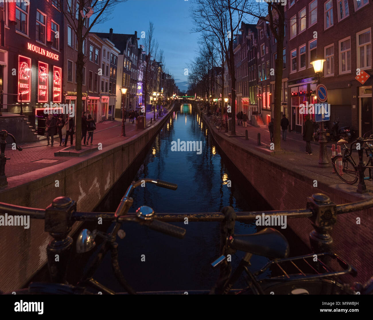 Soirée blue hour time vue vers le bas Oudezijds Achterburgwal canal street dans le célèbre Quartier Rouge d'Amsterdam, Pays-Bas. Banque D'Images