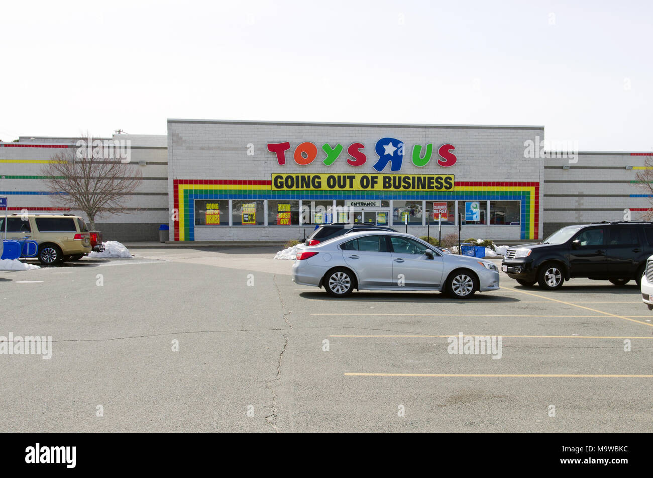 TOYS R US magasin à Kingston, Massachusetts, USA avec fermeture de l'entreprise sur la bannière vitrine extérieure prise d'entrée le 27 mars 2018 Banque D'Images