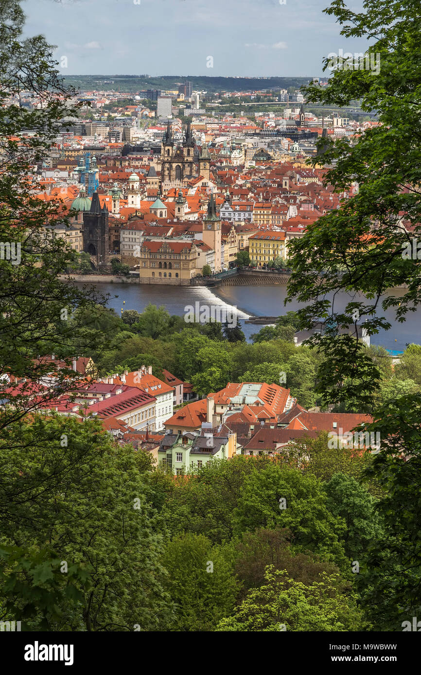 Vue sur la rivière Vltava et de la place de la vieille ville de la colline de Petrin. Prague. République tchèque Banque D'Images