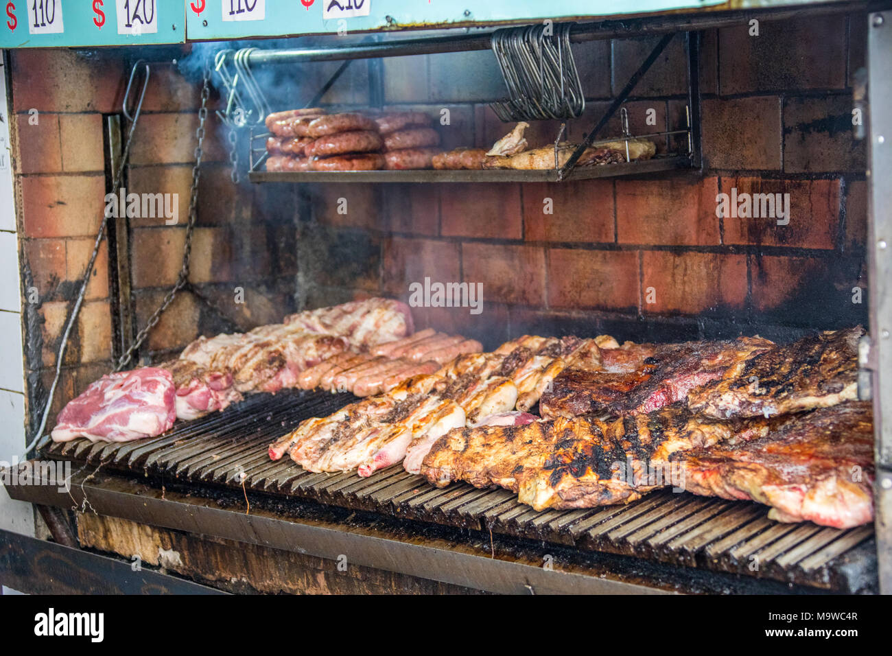 Cuisson de la viande à un parilla restaurant à Buenos Aires, Argentine Banque D'Images