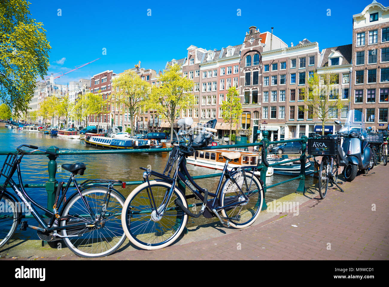 Amsterdam, Pays-Bas - 19 Avril 2017 : des vélos sur le pont à Amsterdam, Pays-Bas. Banque D'Images