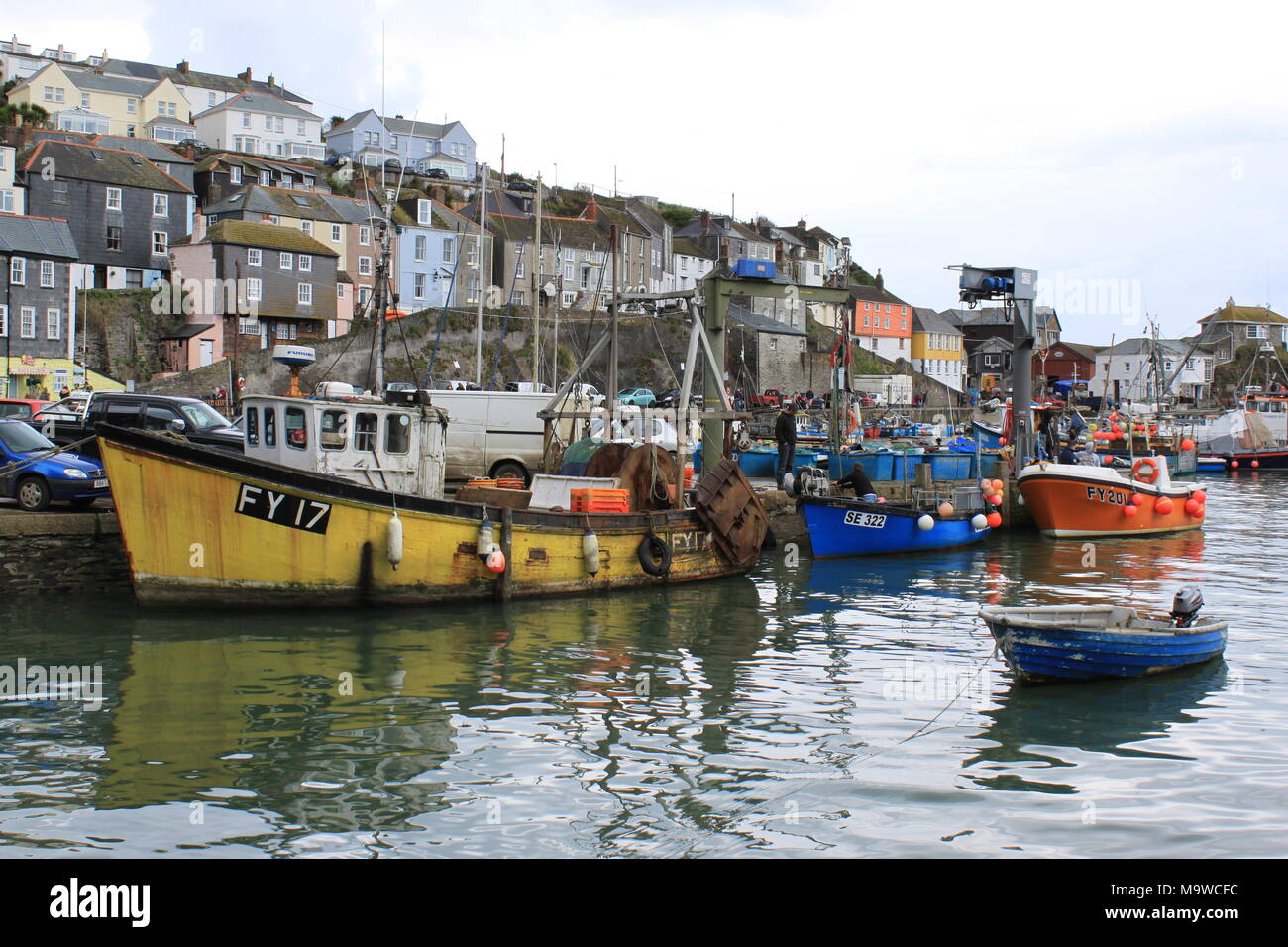 Les chalutiers de pêche amarrés dans le port de l'idyllique Mevagissey Cornwall, England, UK, PETER GRANT Banque D'Images