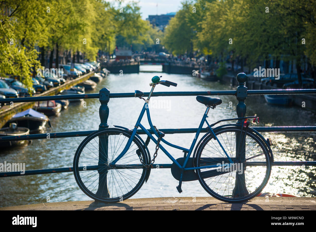 Amsterdam, Pays-Bas - 19 Avril 2017 : Location sur la ville de la rivière de la rue Bridge à Amsterdam, Pays-Bas Banque D'Images