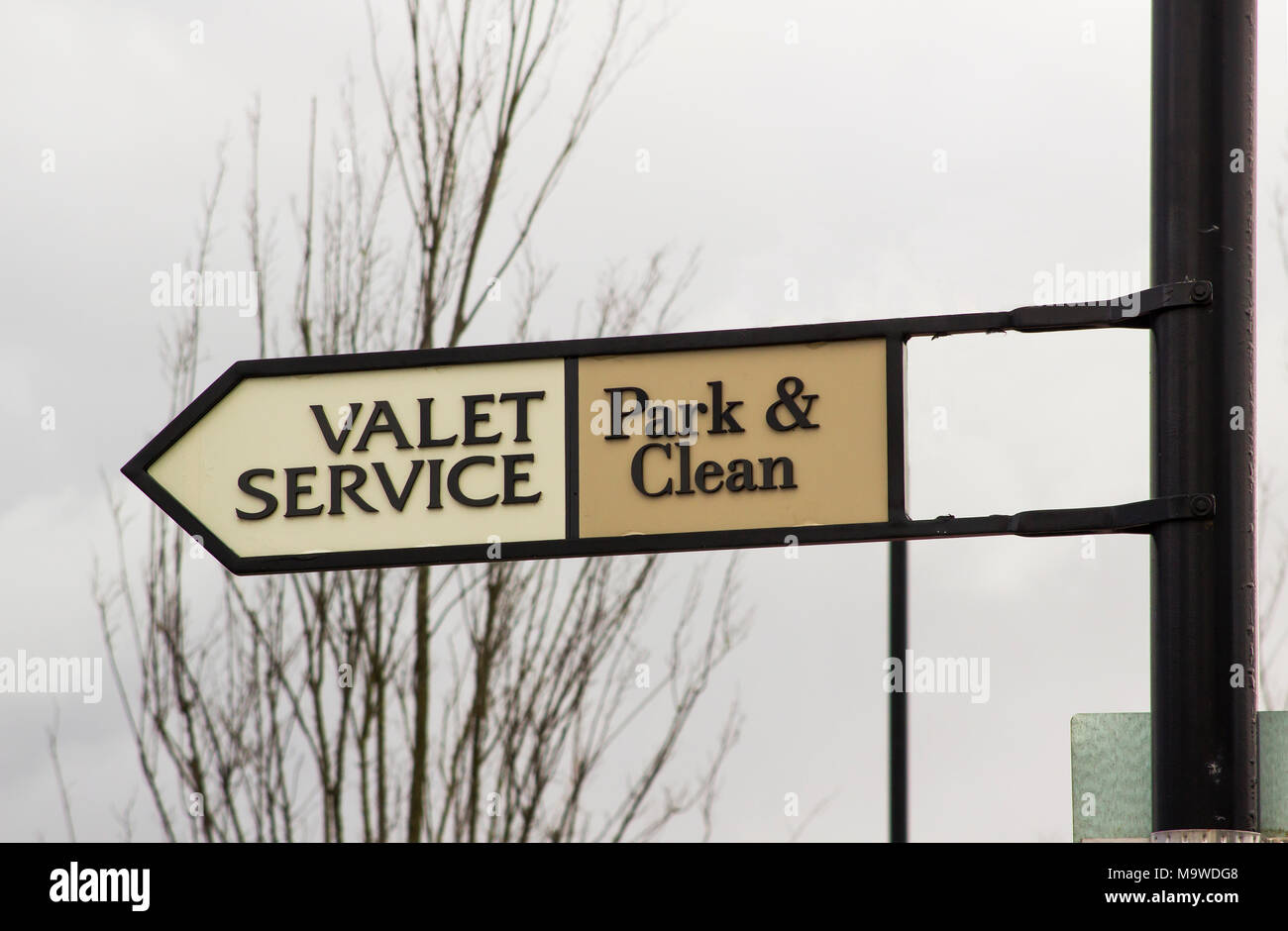 Un signe montrant le chemin vers le service de valet, une des nombreuses entreprises à la prestigieuse Kildare Village dans le comté de Kildare en Irlande Banque D'Images