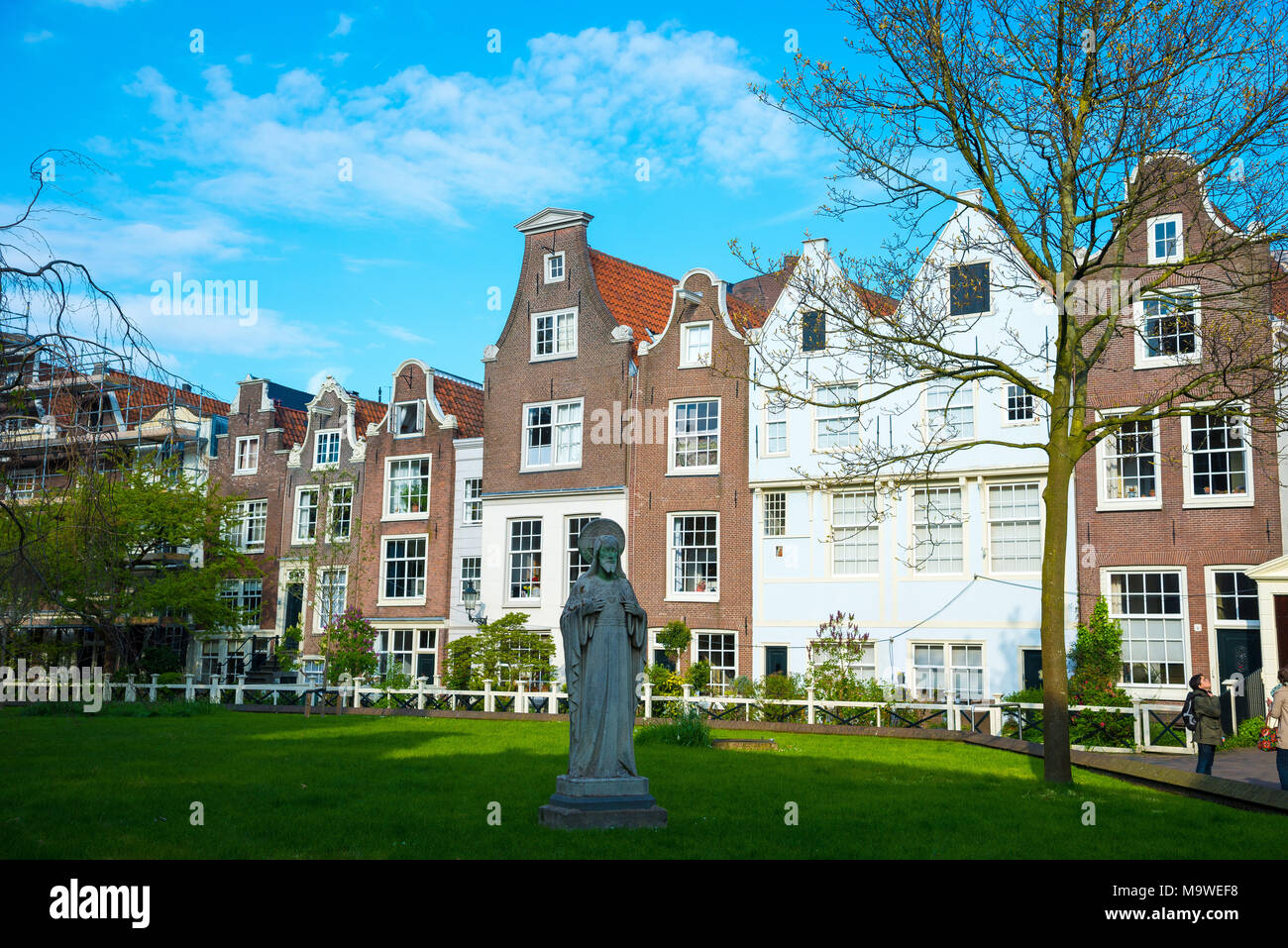 Amsterdam, Pays-Bas - 19 Avril 2017 : Beau Monde célèbre Begijnhof - béguinage est l'une des plus anciennes cours intérieures dans la ville d'Amsterdam avec Banque D'Images