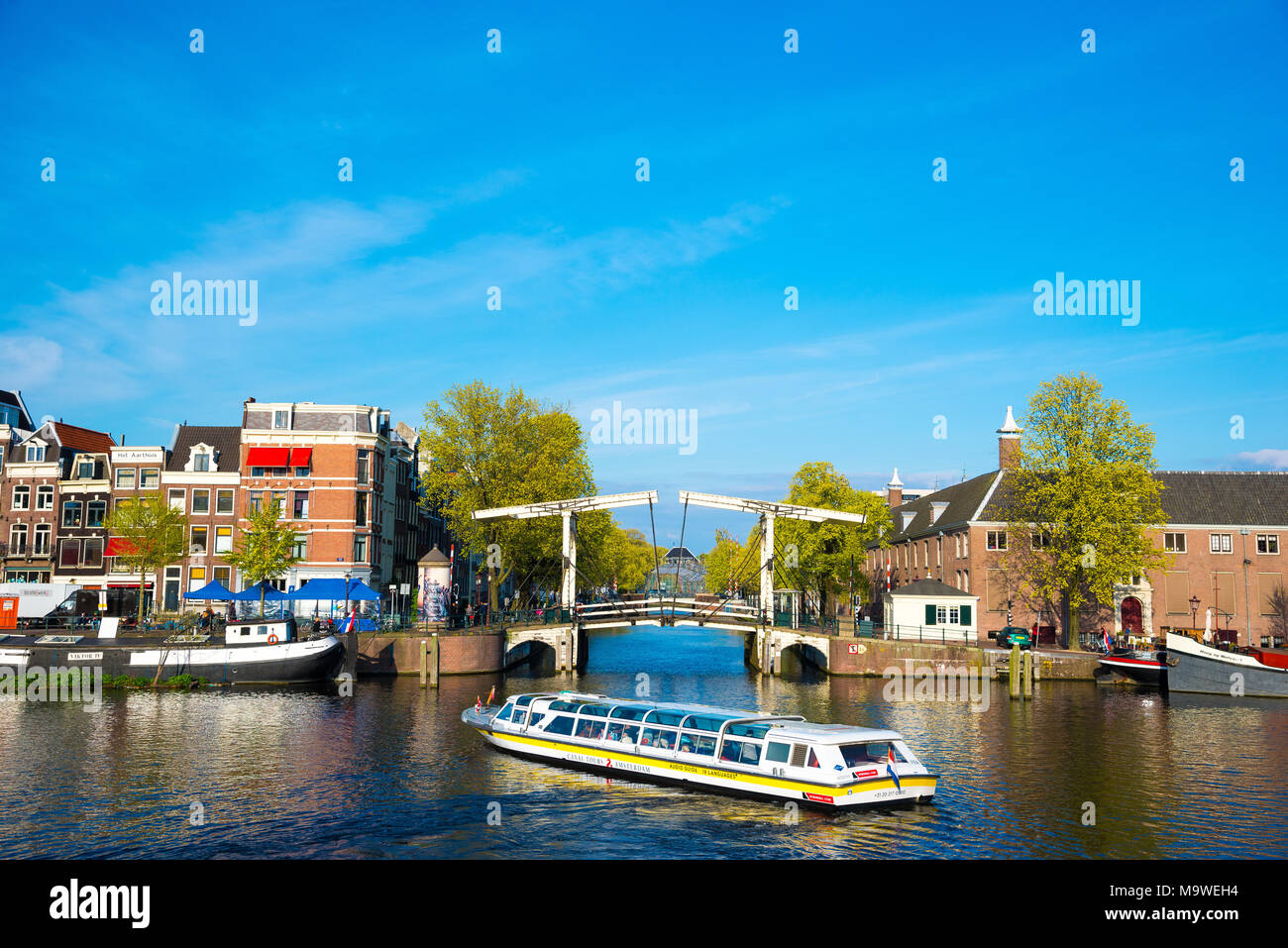 Amsterdam, Pays-Bas - 19 Avril 2017 : Le Suskindbrug 237 Walter - Brug est un pont-levis typique d'Amsterdam, Pays-Bas Banque D'Images