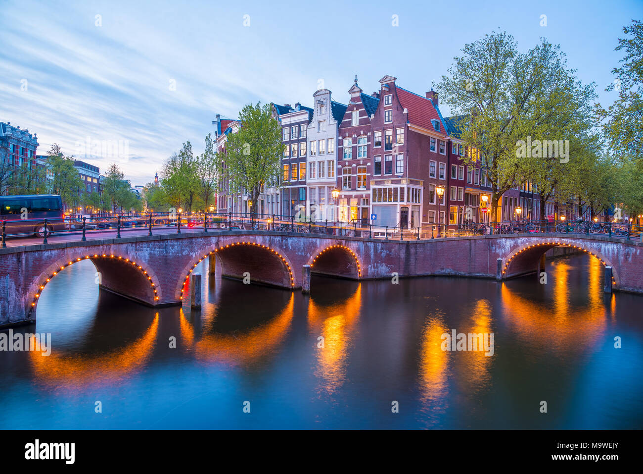 Célèbre de la rivière Amstel et belle vue de nuit de la ville d'Amsterdam. Aux Pays-Bas. Banque D'Images