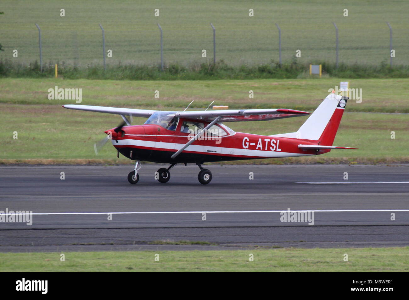 G-ATSL, un Reims-Cessna F172G Skyhawk, à l'aéroport de Prestwick en Ayrshire. Banque D'Images G-ATSL, un Reims-Cessna F172G Skyhawk, à l'aéroport de Prestwick en Ayrshire. Banque D'Images