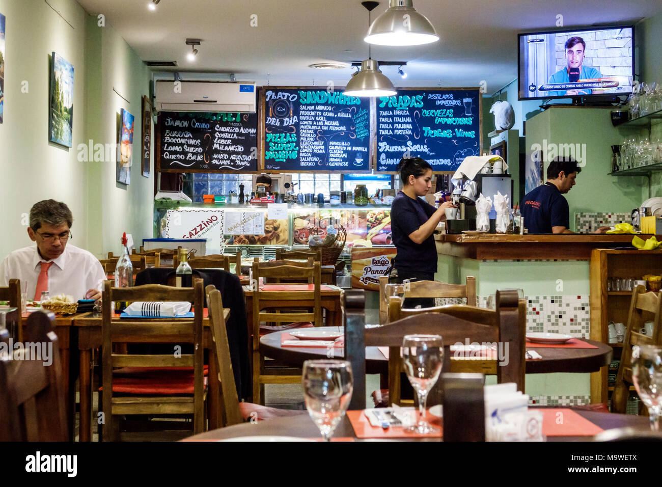 Buenos Aires Argentina, Recoleta, Magazzino deli marché bar, tapas, restaurant restaurants nourriture repas café cafés, intérieur, salle à manger, tables, homme hommes ma Banque D'Images