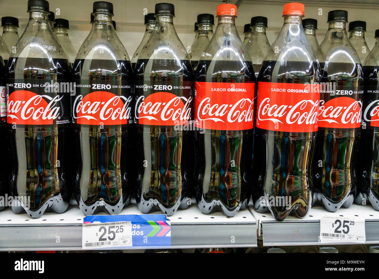 Soda bottle display Banque de photographies et d'images à haute résolution  - Alamy