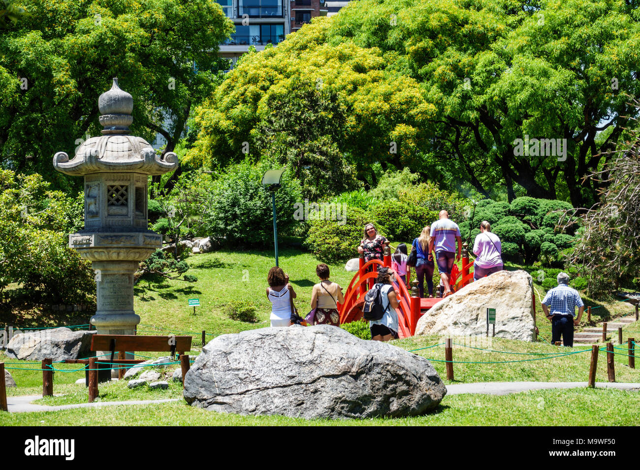 Buenos Aires Argentina,Recoleta,jardin japonais jardin Japones,botanique,lanterne pagode historique,homme femme,les visiteurs voyage tour touristique Banque D'Images