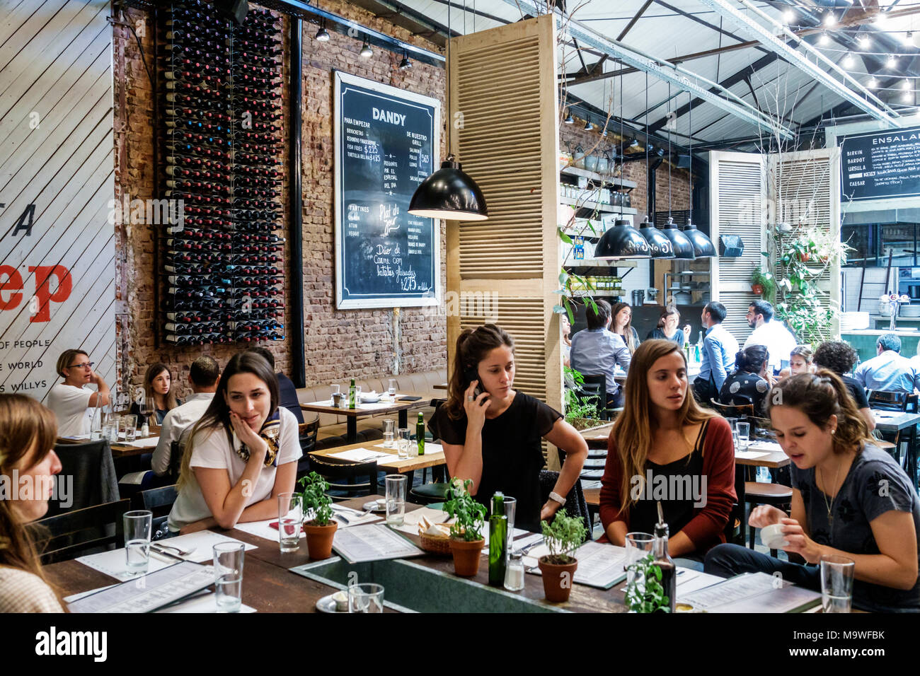 Buenos Aires Argentina, le Dandy Libertador Bar & Grill, restaurant restaurants cuisine restauration café cafés, intérieur, salle à manger, femme femme, jeune Banque D'Images