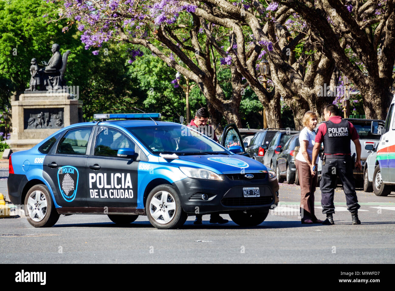 Buenos Aires Argentine,Avenida del Libertador,police,voiture,homme hommes,femme femme,officier,hispanique,ARG171130170 Banque D'Images