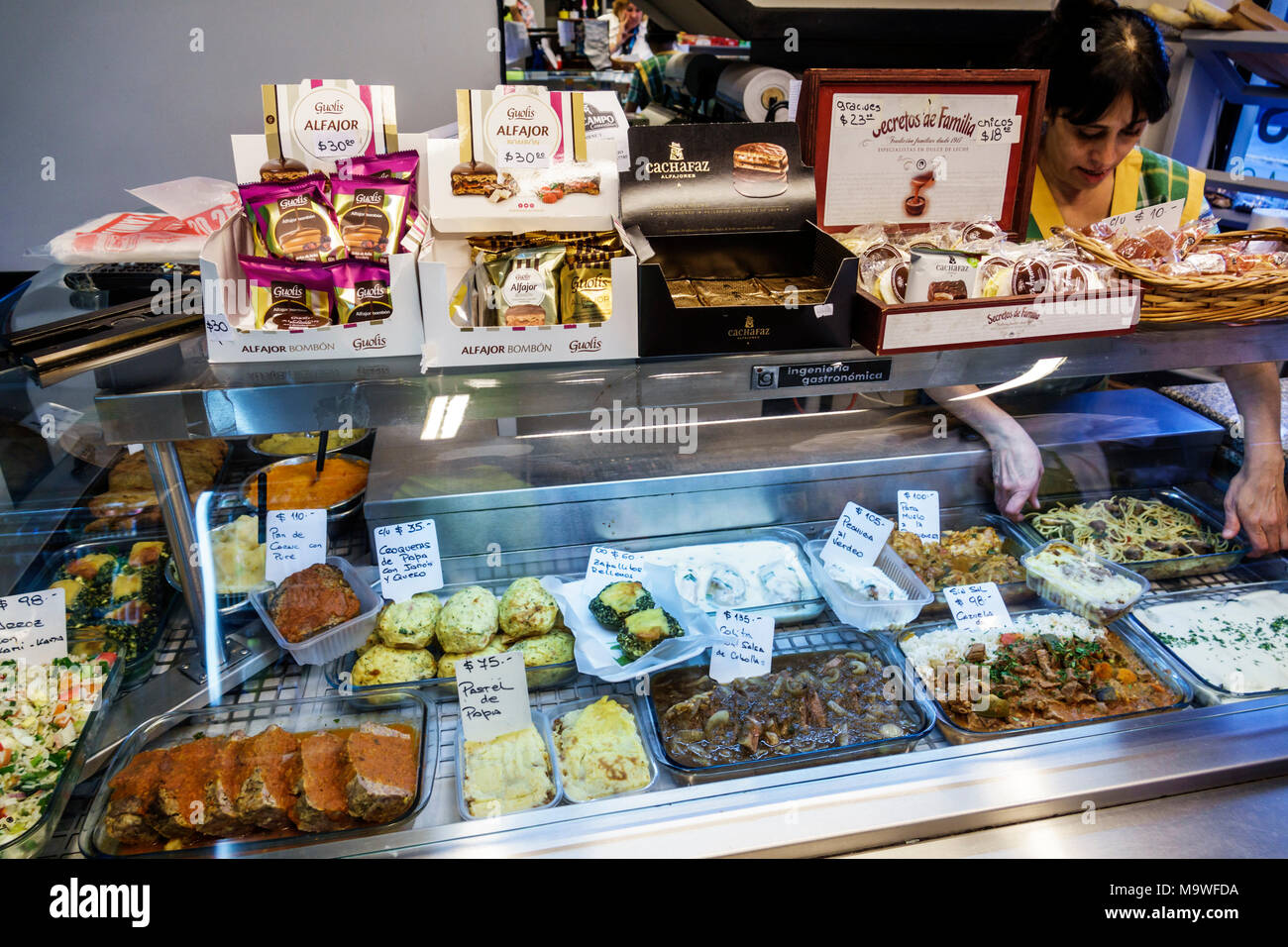 Buenos Aires Argentina,Palermo,Ecocampo Comestibles,restaurant à emporter,plats préparés,deli,présentation,comptoir,adulte femme femme femme dame,servir Banque D'Images
