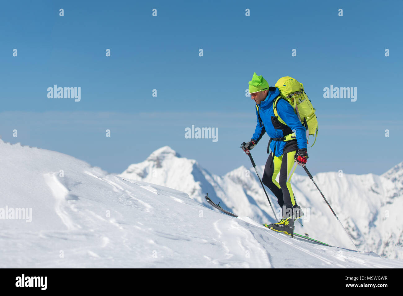 Ski homme seul vers la montagne. Banque D'Images