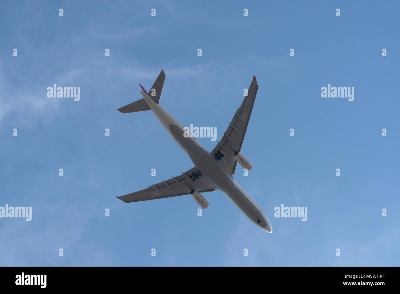 L'avion de passagers le ciel de directement ci-dessous Banque D'Images