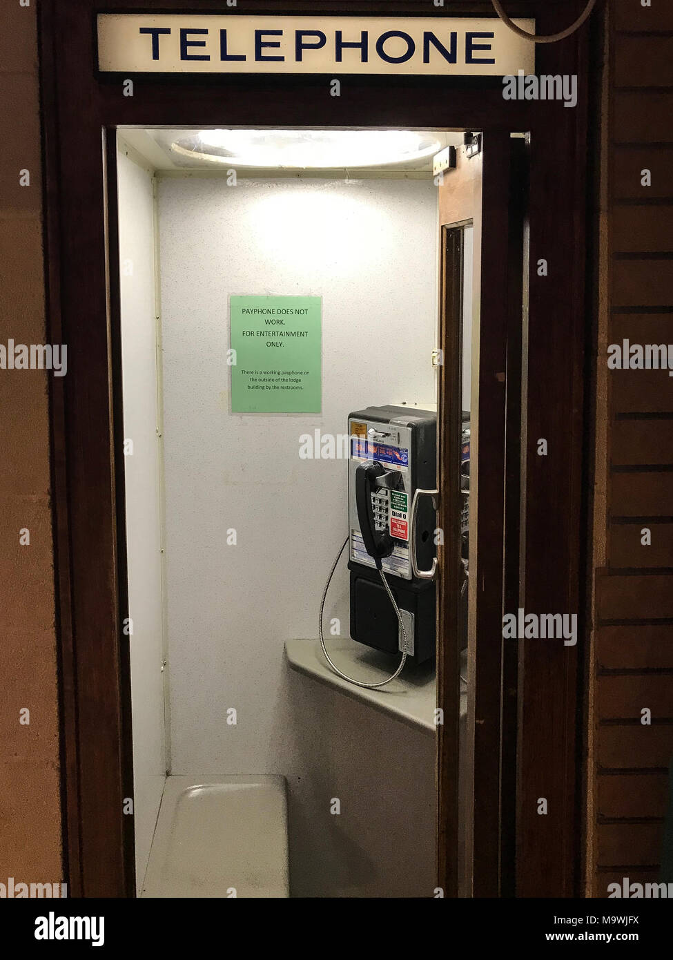 Vieille cabine téléphonique au magasin du bassin à Big Bend National Park Banque D'Images