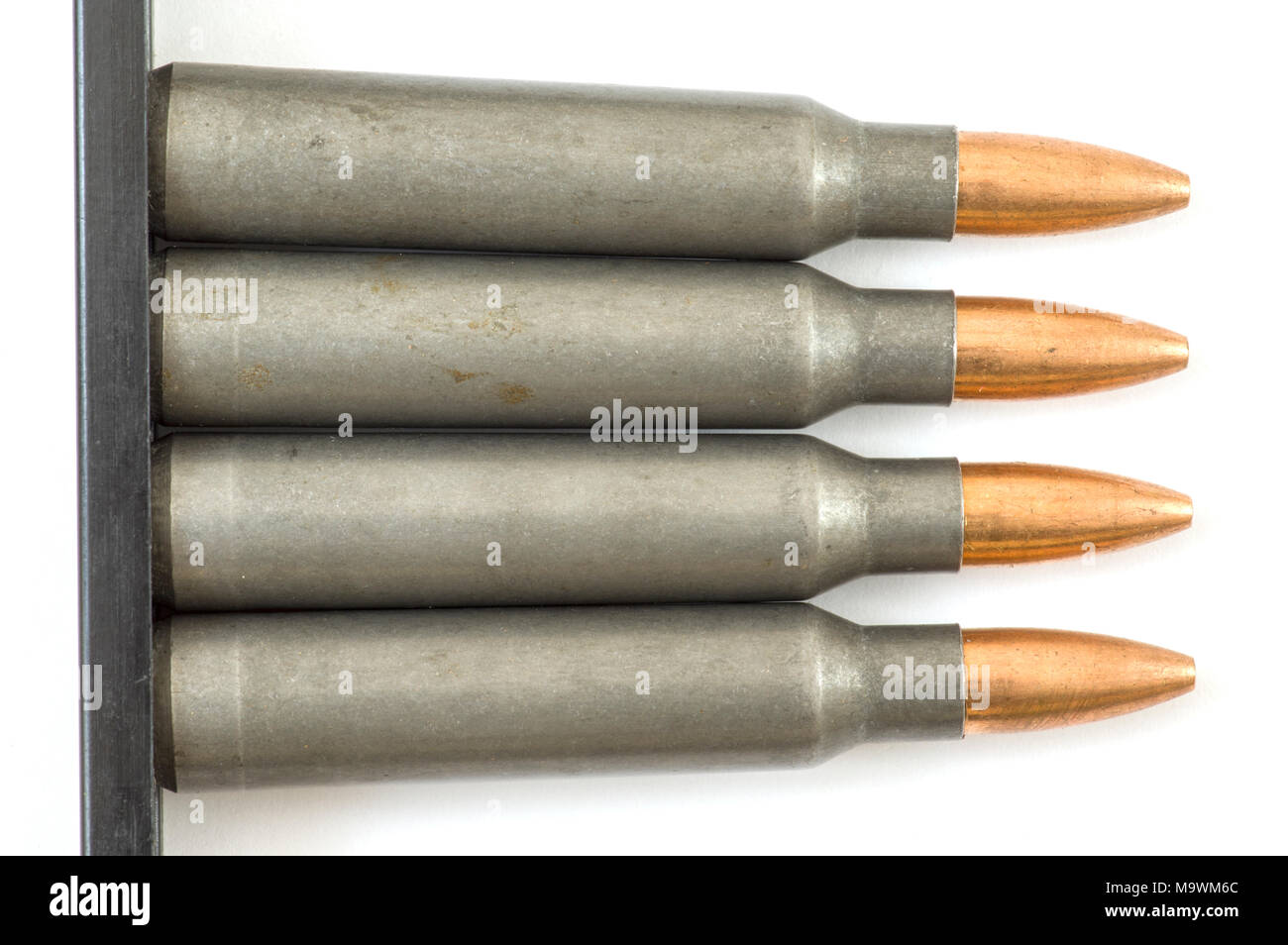 Quatre 7.62x45mm (.223) rounds dans un clip en plastique. Banque D'Images