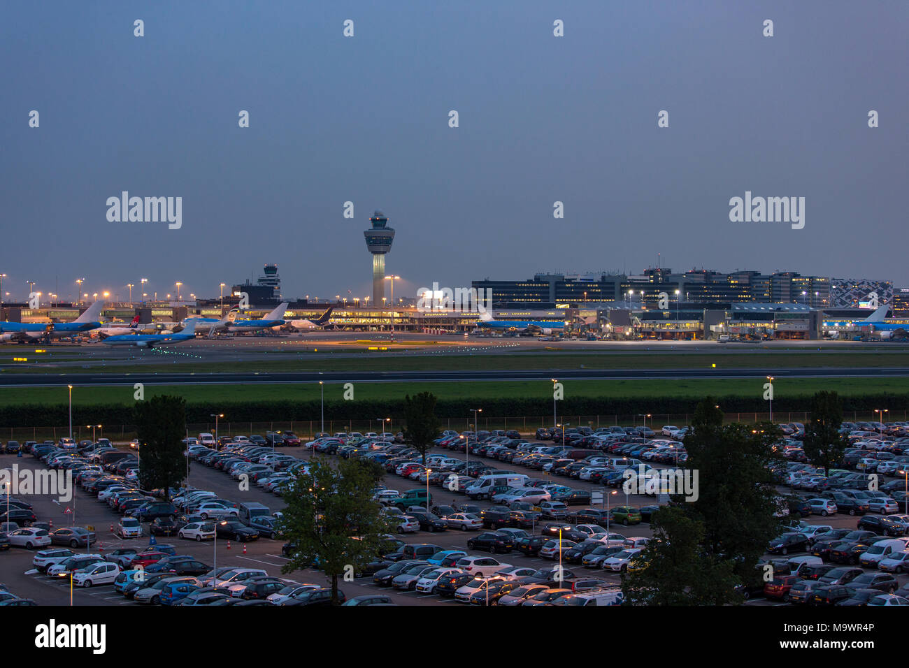 Tour de départ et des avions dans la soirée sur l'aéroport de Schiphol aux Pays-Bas. Banque D'Images