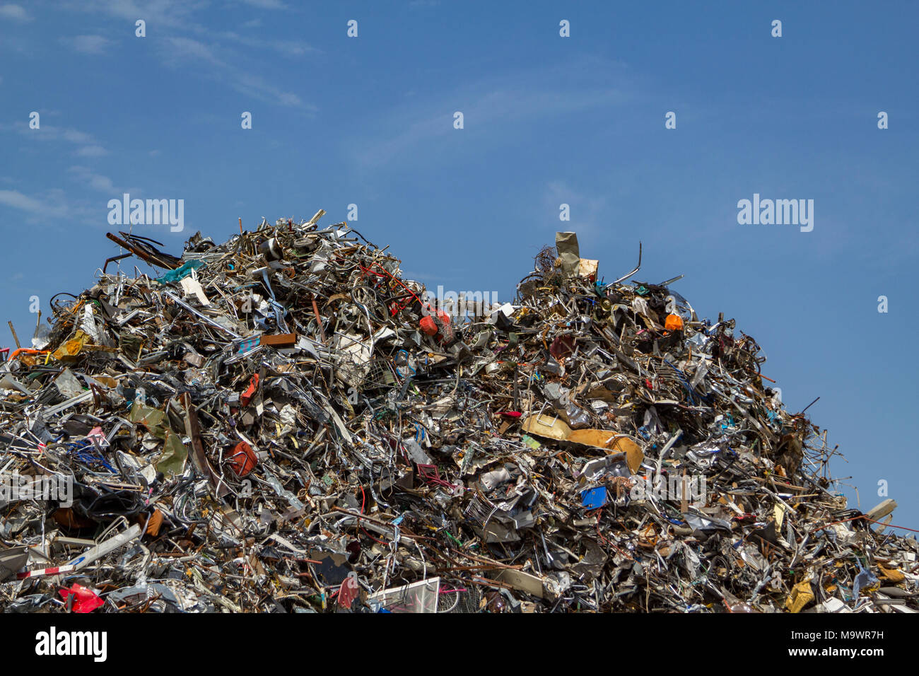 Montagnes de ferraille collectées lors d'une casse de recyclage à Amsterdam aux Pays-Bas. Banque D'Images
