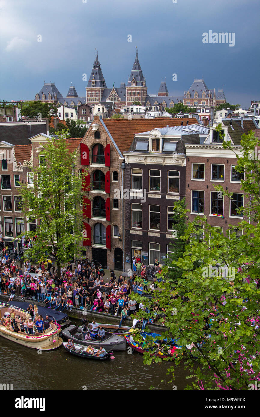 Une vue sur le canal et le Rijksmuseum à Amsterdam aux Pays-Bas. Banque D'Images