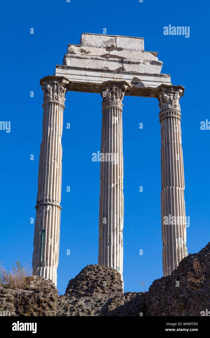 Colonnes du temple de Castor et Pollux dans le Forum romain de Rome, Italie. Banque D'Images