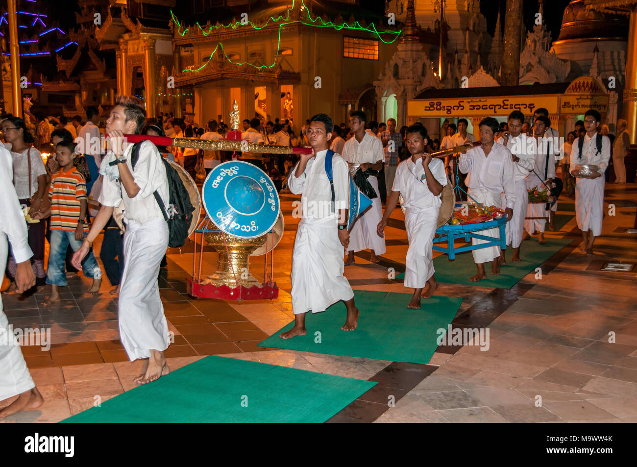 Procession à la pagode Shwedagon pendant le Festival des lumières Banque D'Images