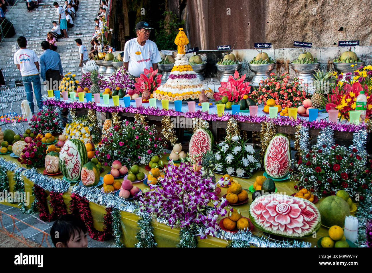 Compteur avec fruits sculptés au Golden Rock pagoda au Myanmar Banque D'Images