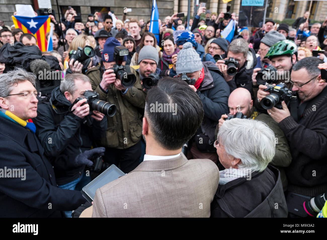 Edimbourg, Ecosse, Royaume-Uni. 28 mars 2018. Clara Ponsati traitant en charge après avoir quitté Edimbourg Sheriff Court à la suite de son audition. Faces Ponsati extradition vers l'Espagne pour faire face à des accusations de rébellion sur son soutien de l'indépendance catalane. Credit : Iain Masterton/Alamy Live News Banque D'Images